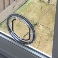 Instalación de gateras en puertas de cristal
